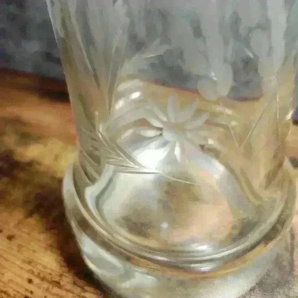 Vintage Clear Glass Liquor Decanter With Cut Fern Pattern No stopper - Picture 10 of 10